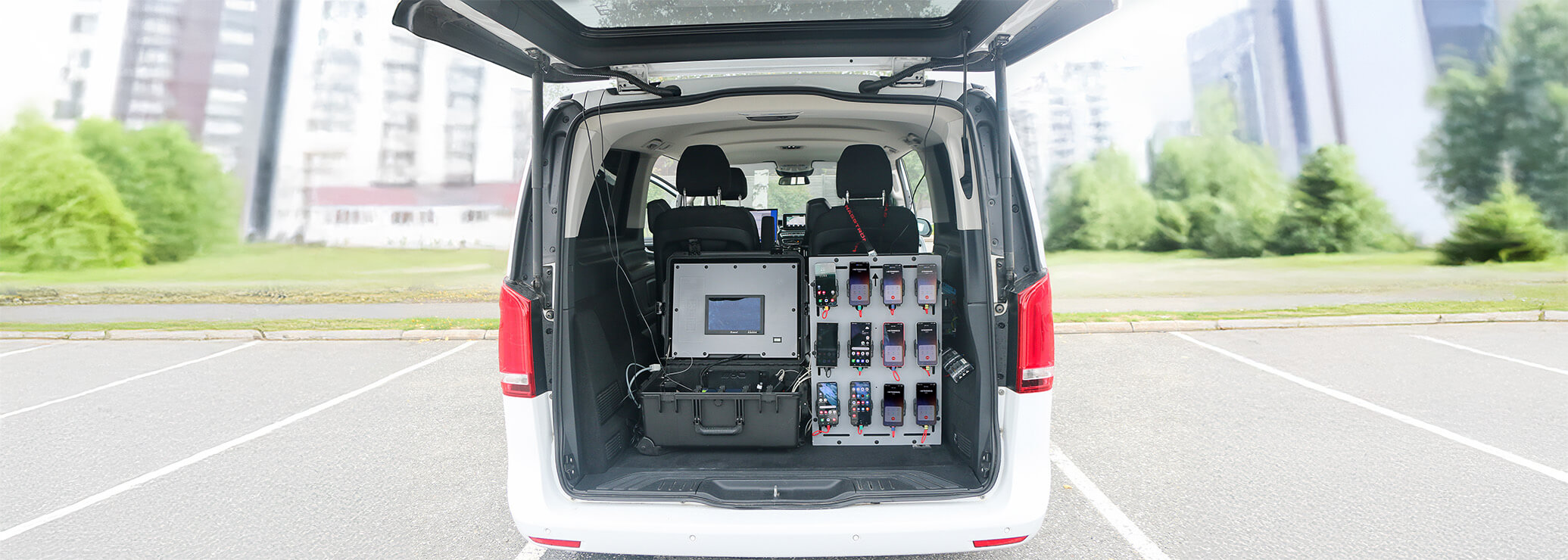 Equipped network testing vehicle used for benchmarking campaigns